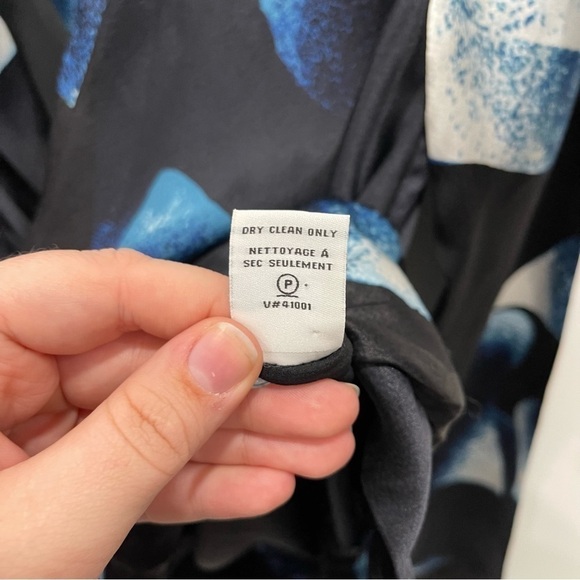 Diane Von Furstenberg New Issie Two Long Sleeve Silk Blouse Wrap Front Size 4 - Picture 9 of 9